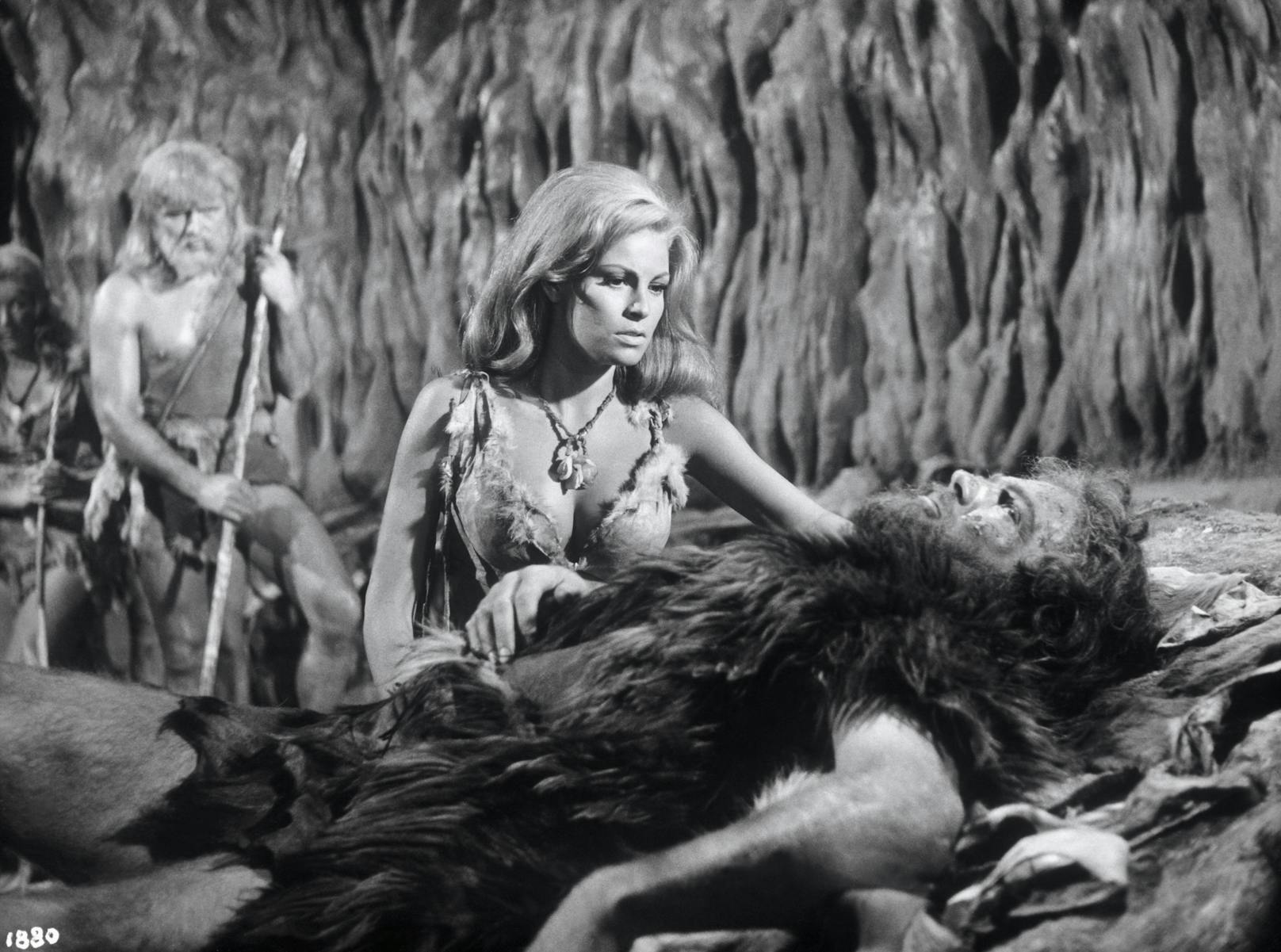 Szenenbilder von <strong>Raquel Welch</strong> in "One Million Years B.C." (deutsch: Eine Million Jahre vor unserer Zeit) aus dem Jahr 1966.