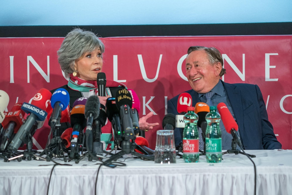 Schauspielerin Jane Fonda gab nach ihrem Auftritt vor der Presse eine Autogrammstunde in der Lugner City.