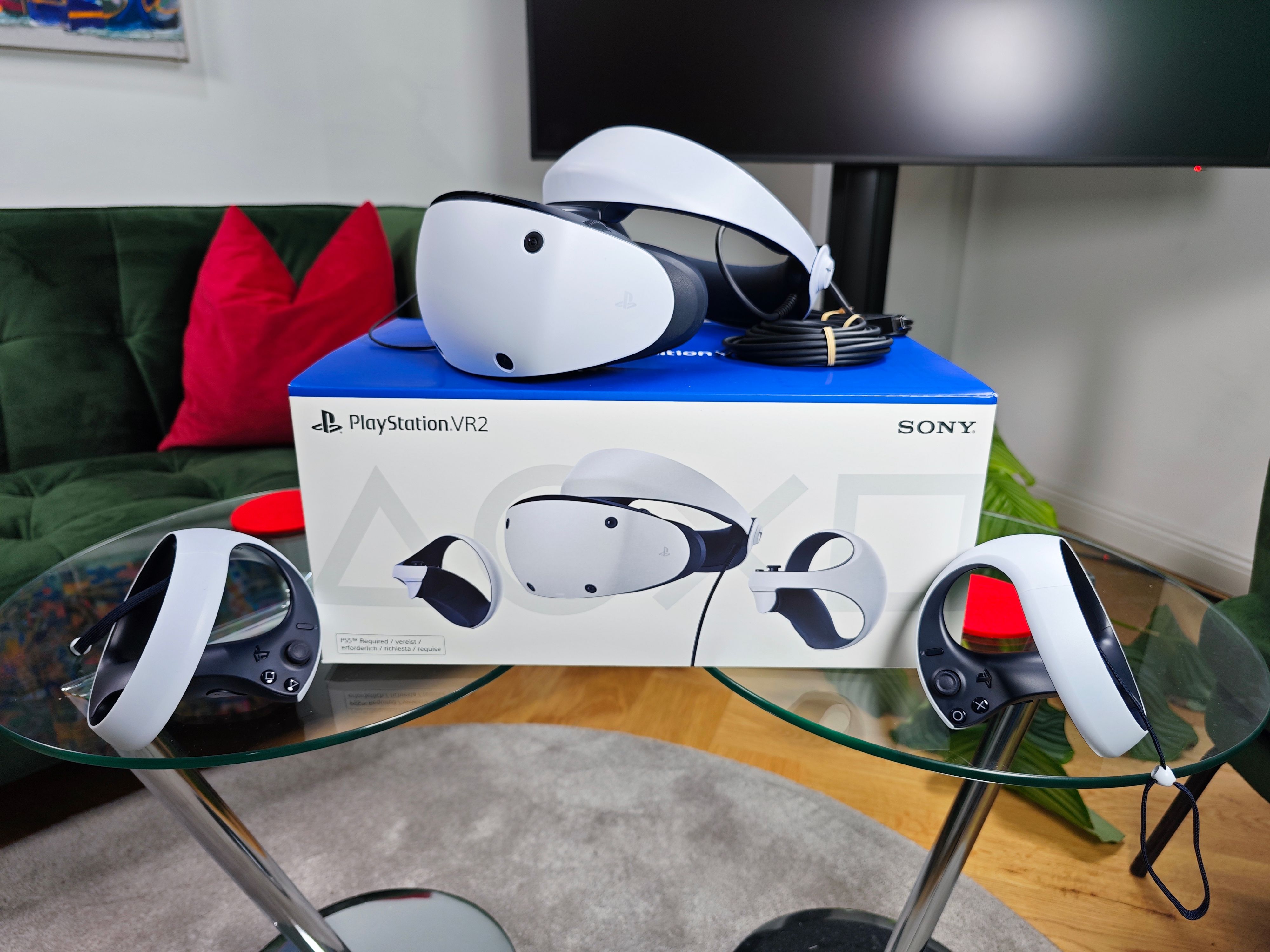 Da ist das Ding! Im Karton finden sich das PlayStation VR2 Headset, die beiden Sense-Controller, Stereo-Kopfhörer und Kabel.