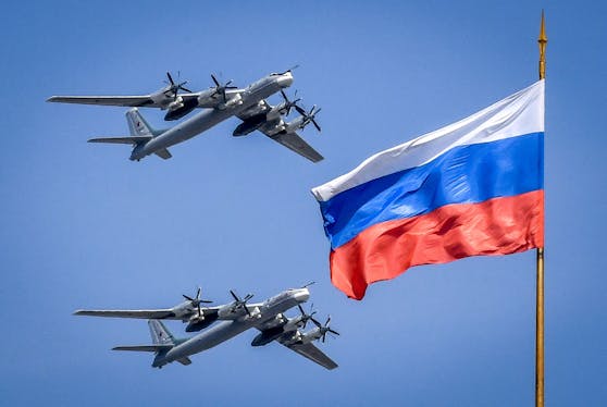 Zwei Tu-95 Bomber der russischen Luftstreitkräfte im Rahmen der Siegesparade zum Weltkriegsende im Jahr 2018.