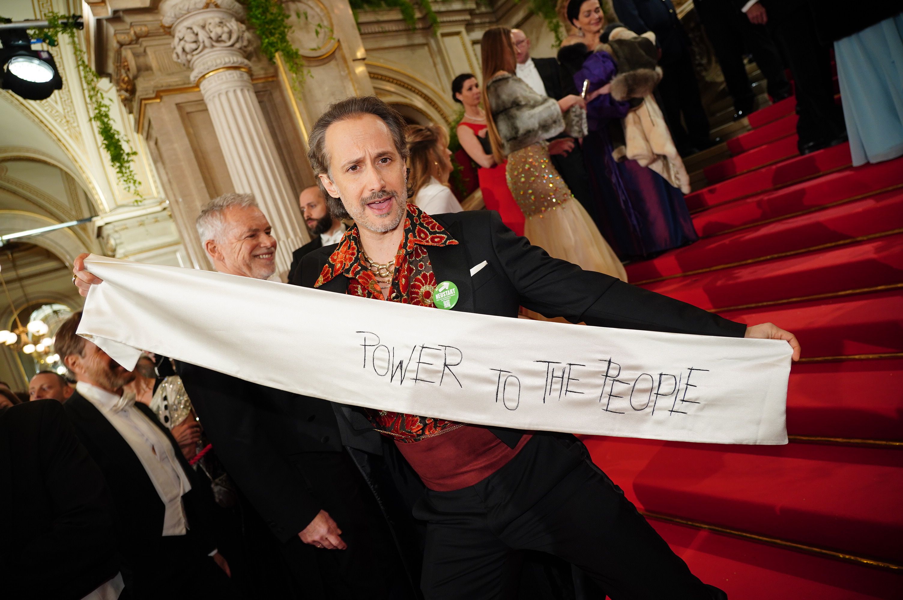 Schauspieler Michael Ostrowski trug ein fragwürdiges Outfit.