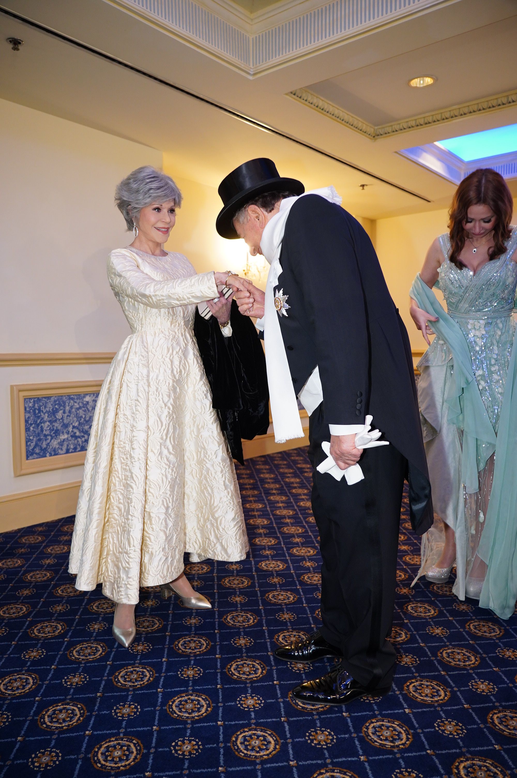 Für seinen Opernballgast Jane Fonda gab es von Richard Lugner einen Handkuss.