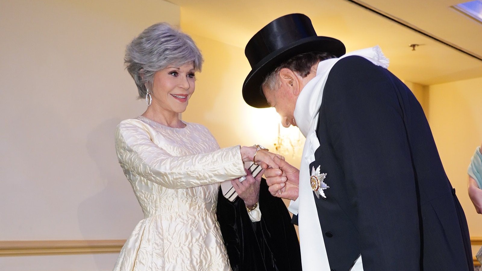 Für seinen Opernballgast Jane Fonda gab es von Richard Lugner einen Handkuss.