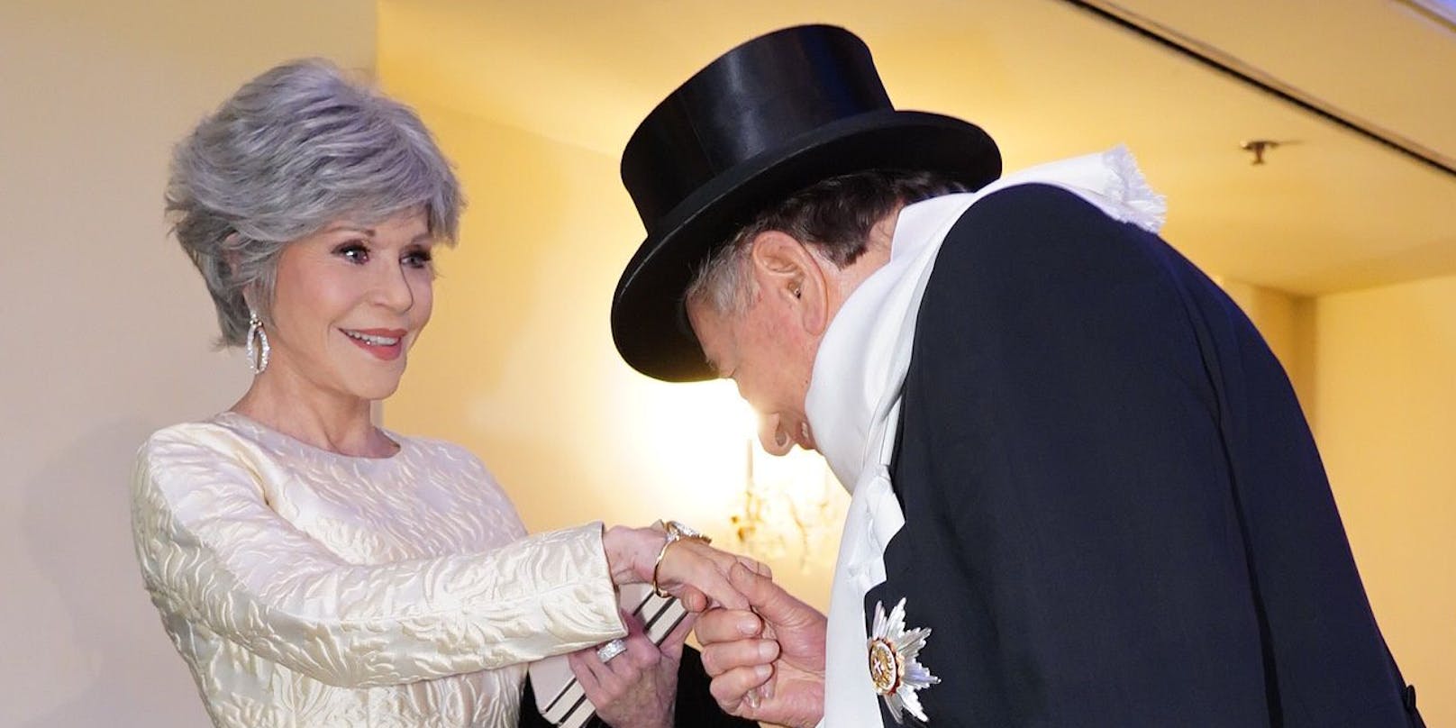 Für seinen Opernballgast Jane Fonda gab es von Richard Lugner einen Handkuss.
