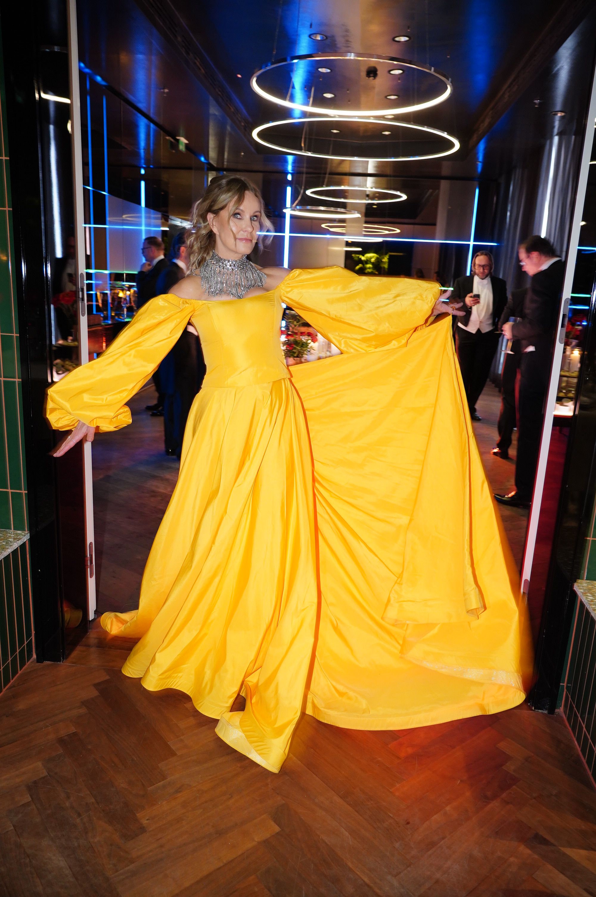 RTL-Moderatorin Katja Burkard in einem Kleid von Niko Niko.