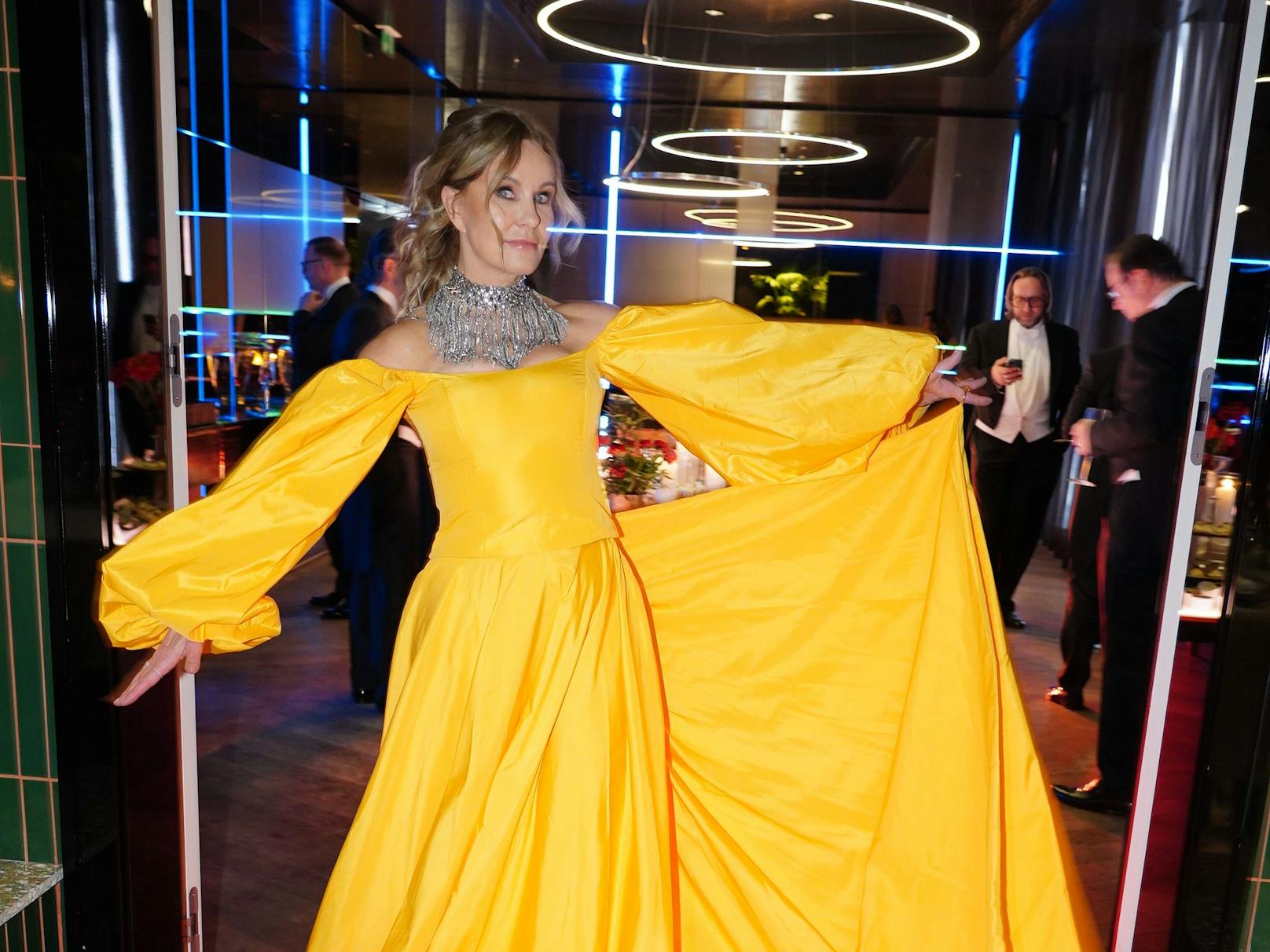 RTL-Moderatorin Katja Burkard in einem Kleid von Niko Niko.