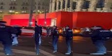 Demonstranten stürmen vor Oper! Polizei muss eingreifen