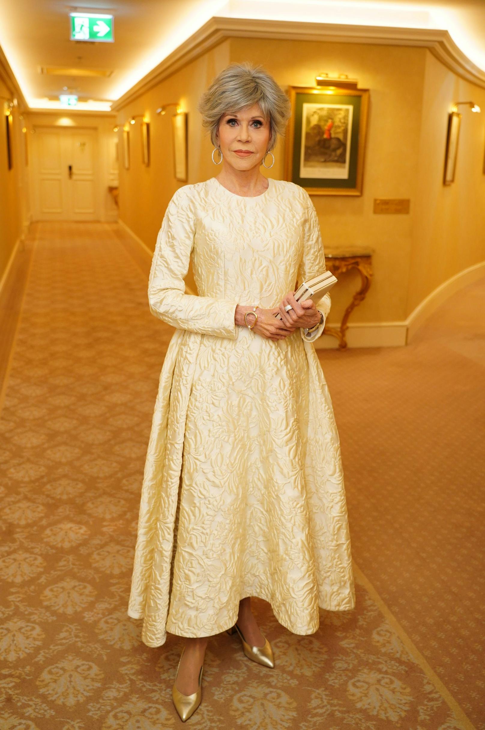 Jane Fonda zeigt ihre Opernball-Robe ganz in Weiß.