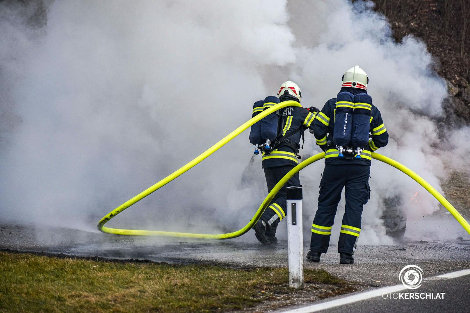 Eine Autofahrerin bemerkte während der Fahrt Feuer, das Auto brannte schließlich komplett aus.