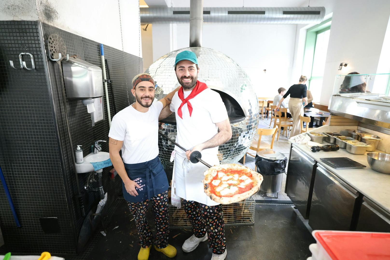 Die Pizzaioli Pablo (re.) und Antonio bringen bei, wie die perfekte neapolitanische Pizza gelingt.&nbsp;