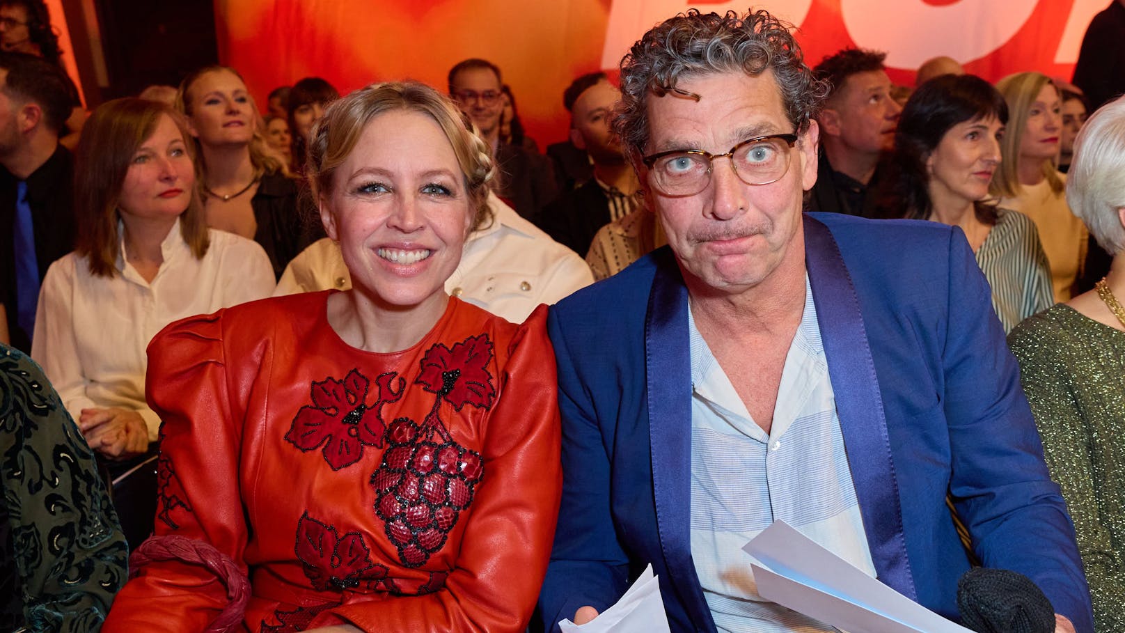 <strong>Nina Proll</strong> und Ehemann <strong>Gregor Bloeb</strong> bei der Verleihung des Nestroy 2022 im Art for Art Arsenal Wien.