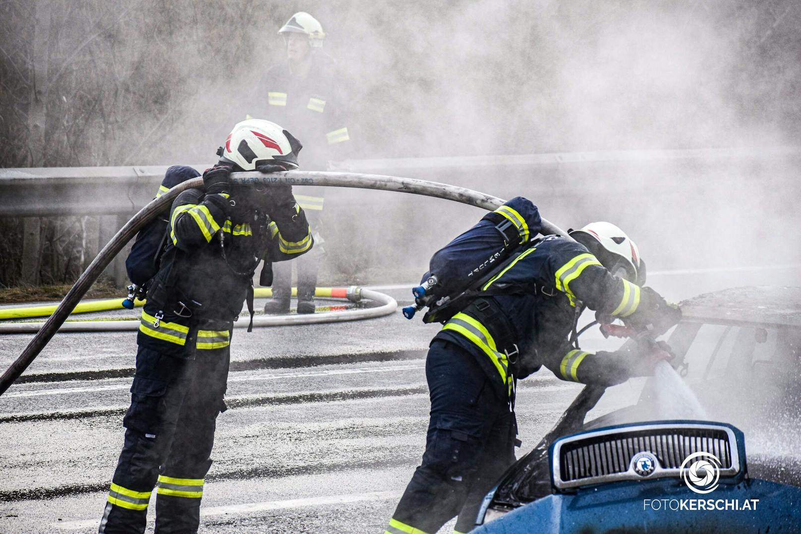 Eine Autofahrerin bemerkte während der Fahrt Feuer, das Auto brannte schließlich komplett aus.