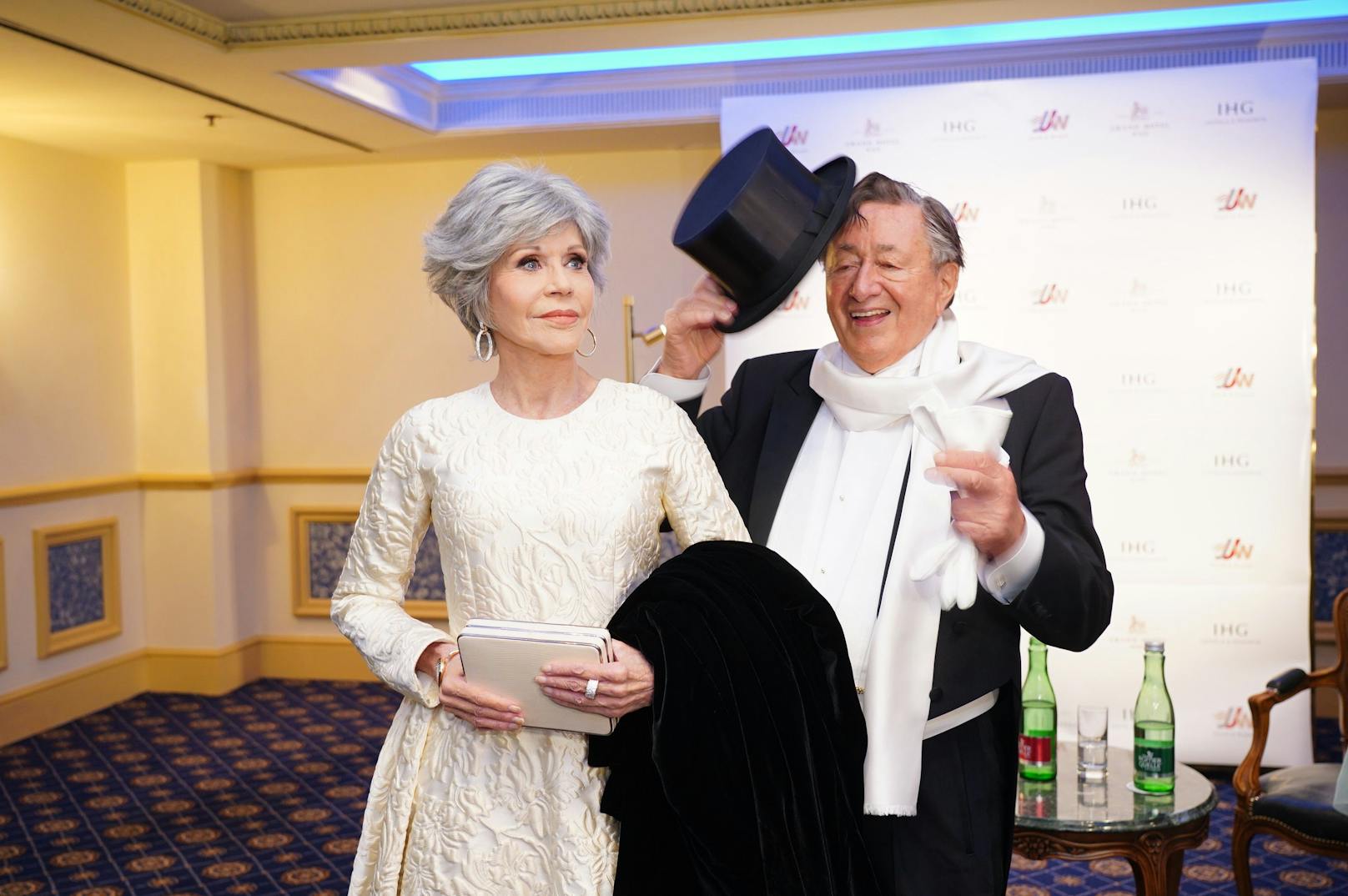 Lady in Weiß – Jane Fonda zeigt ihr Opernballkleid
