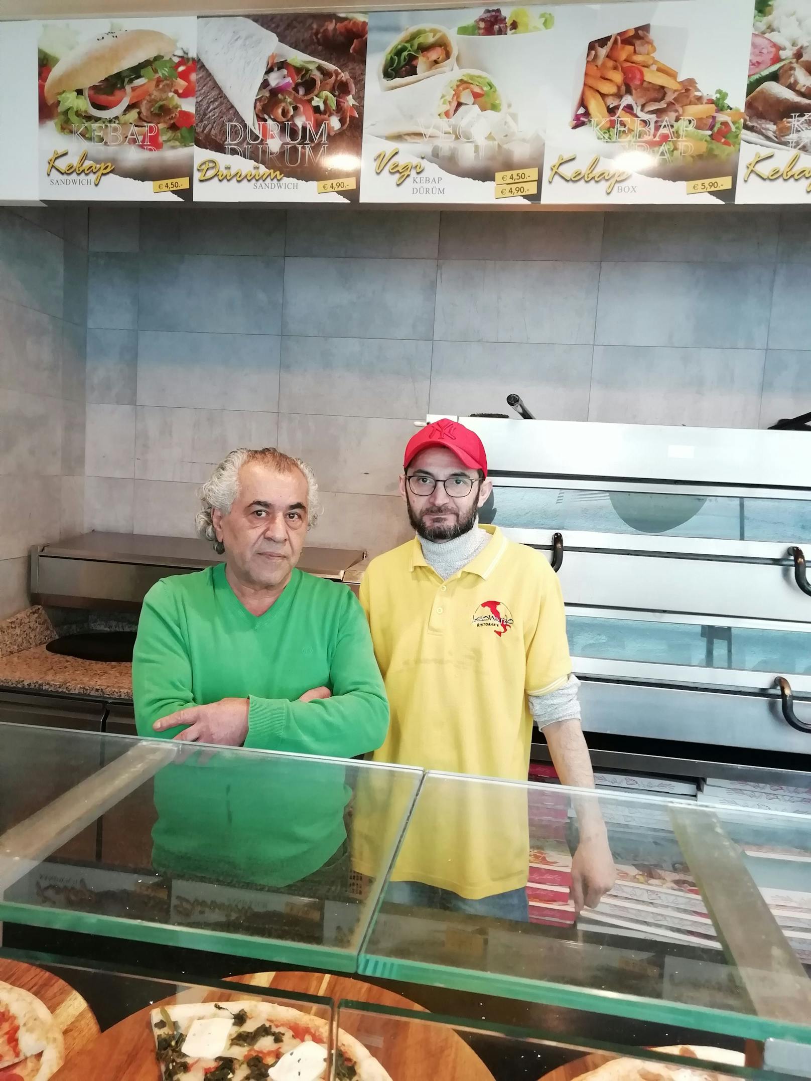 Geschäftsführer der Linzer Pizzeria Leonardo (l.) mit Koch: "Wenn es so weiter geht, werden viele zusperren."