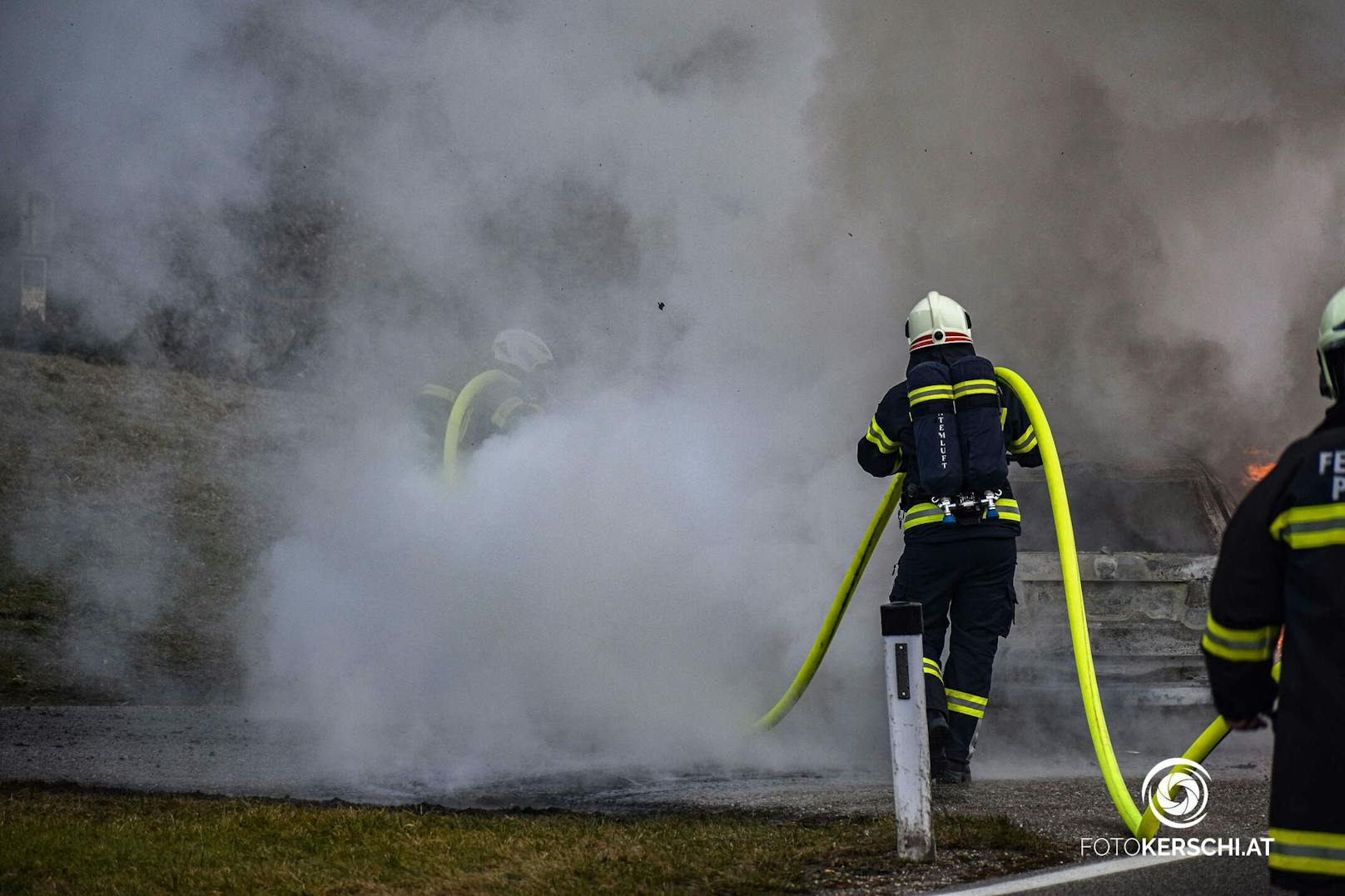 Eine Autofahrerin bemerkte während der Fahrt Feuer, das Auto brannte schließlich komplett aus.