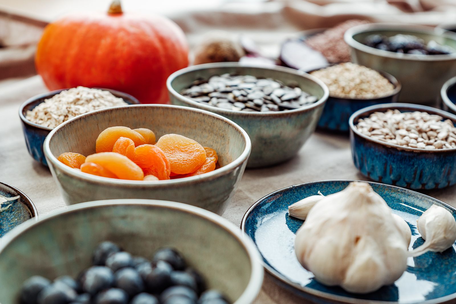 Wer zu regionalen Walnüssen, Leinsamen & Co. greift, tut nicht nur seinem Körper gut, sondern auch der Umwelt.