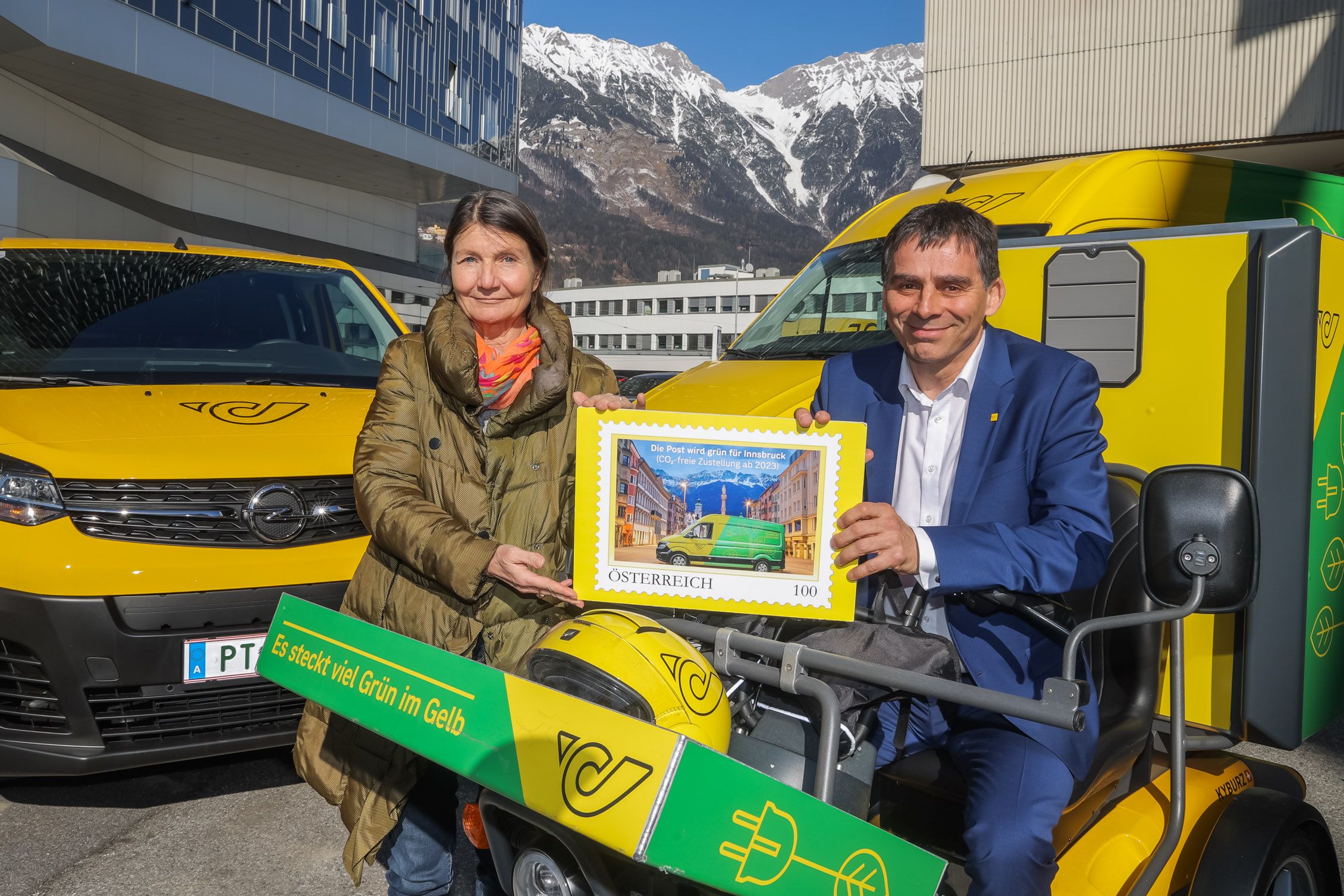 Uschi Schwarzl, Innsbrucker Stadträtin für Umwelt, Energie und Mobilität, und Peter Umundum, Vorstandsdirektor für Paket &amp; Logistik, Österreichische Post AG, beim Startschuss für das "Grüne Innsbruck".
