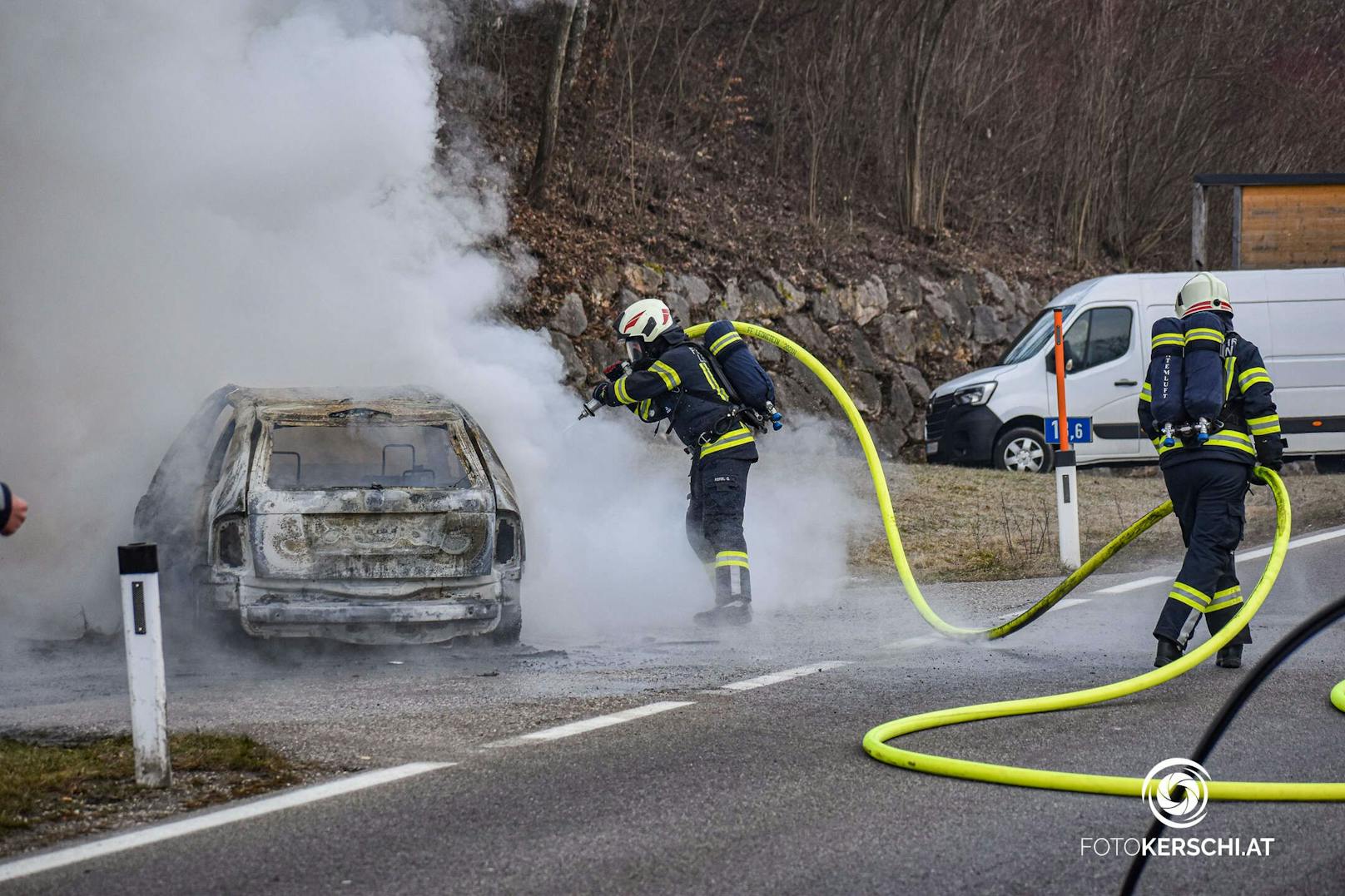 Eine Autofahrerin bemerkte während der Fahrt Feuer, das Auto brannte schließlich komplett aus.