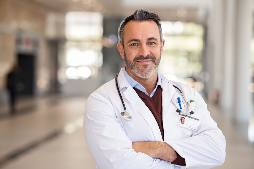 Der Arzt ist auch alleine für das örtliche Seniorenheim mit 50 Patienten zuständig (Symbolbild).