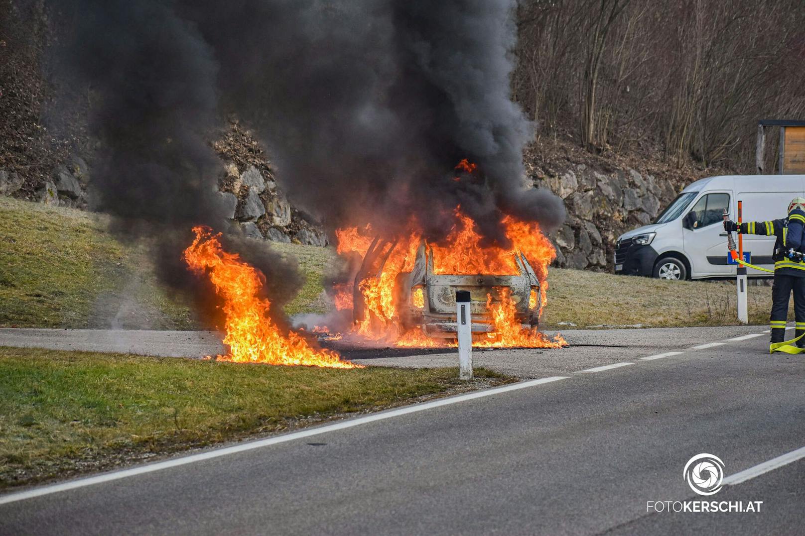 Eine Autofahrerin bemerkte während der Fahrt Feuer, das Auto brannte schließlich komplett aus.