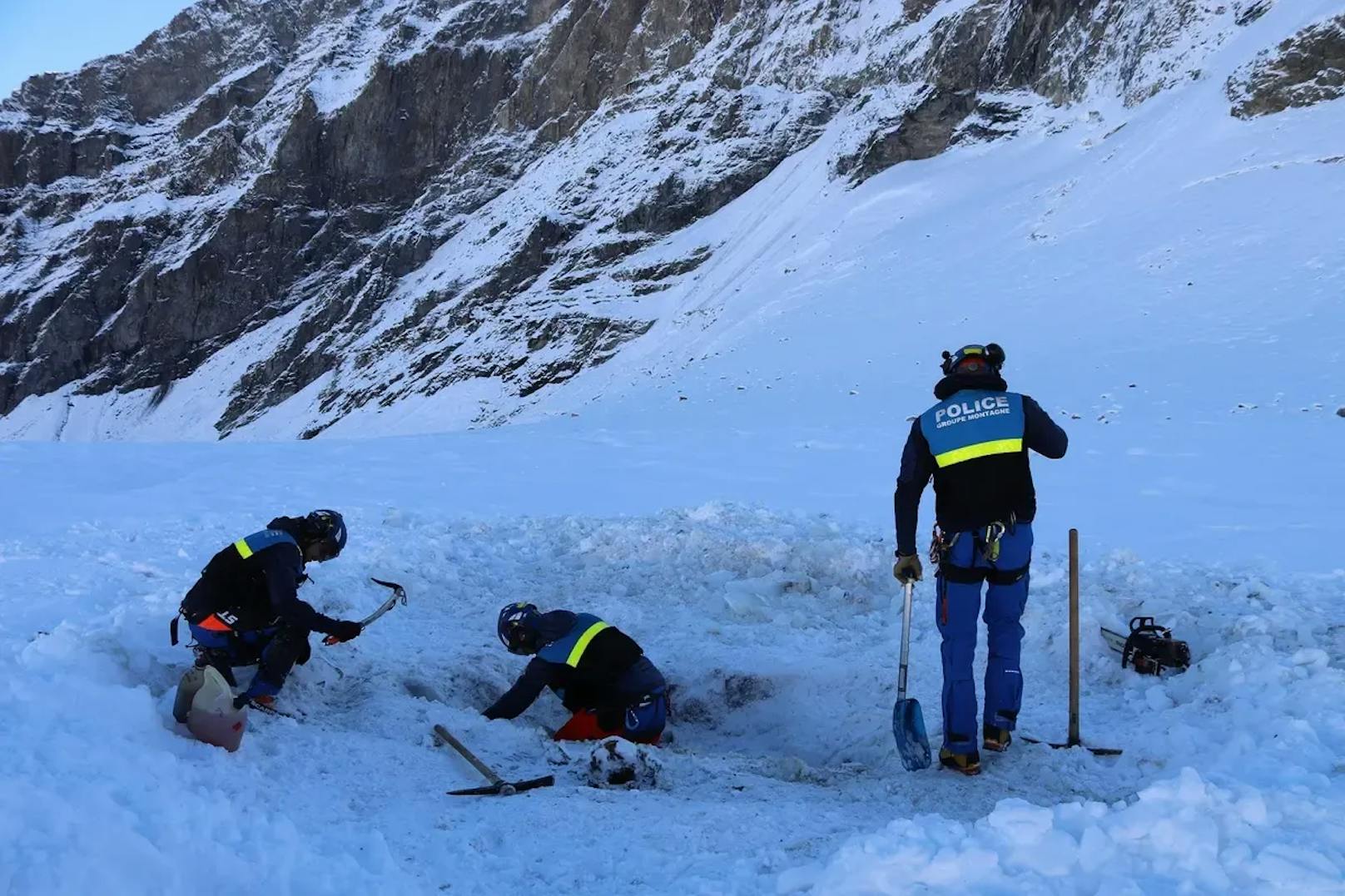 Einsatzkräfte der Kantonspolizei Wallis bei Bergungsarbeiten auf dem Gletscher.
