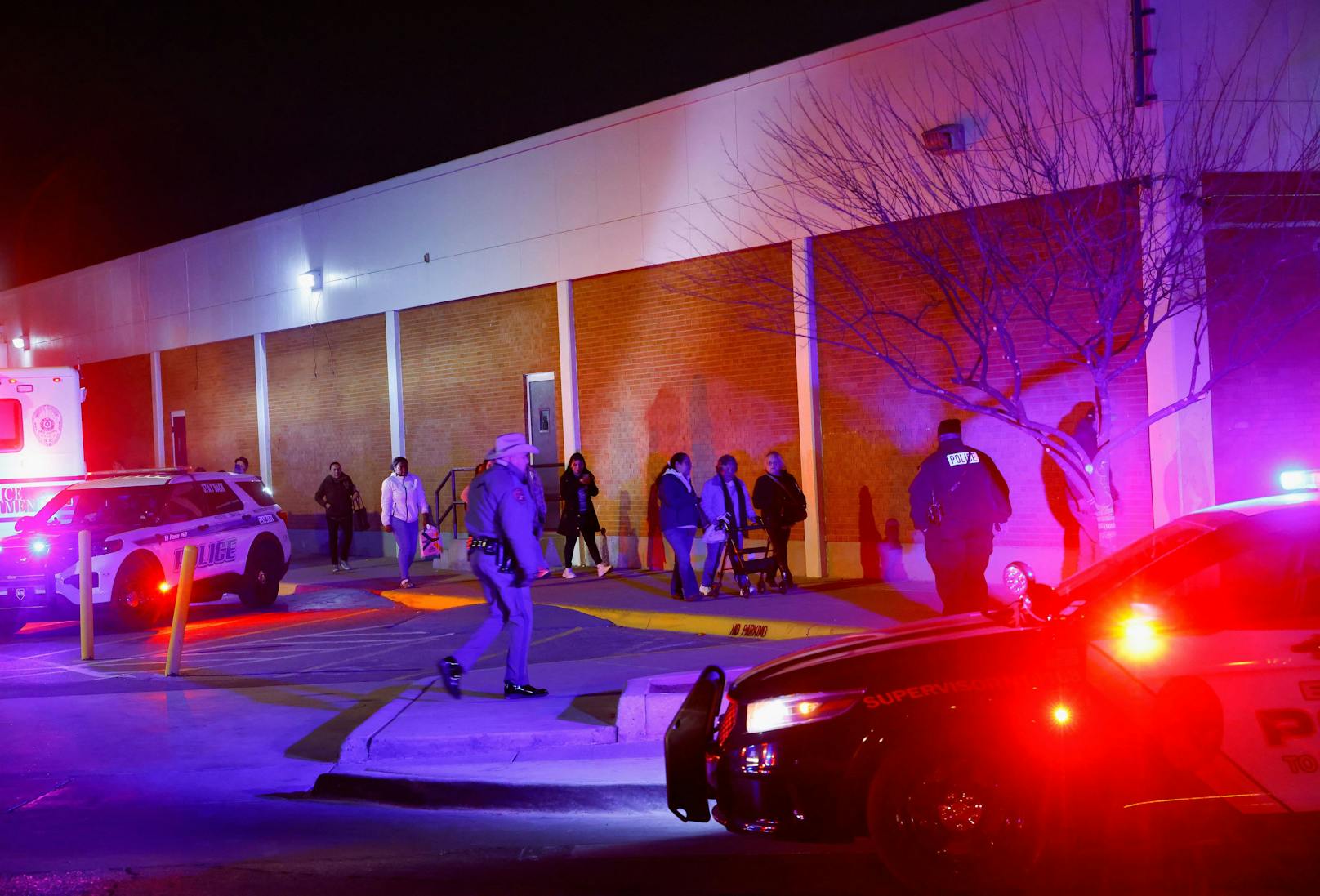 Bei Schüssen in einem Einkaufszentrum in der US-Stadt El Paso im Bundesstaat Texas ist mindestens ein Mensch getötet worden, drei weitere wurden verletzt.