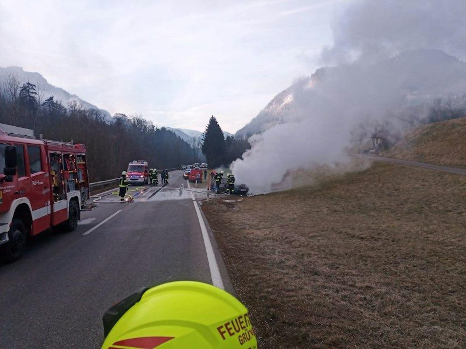 Als die Feuerwehr zum Einsatzort kam stand der Wagen bereits in Vollbrand.