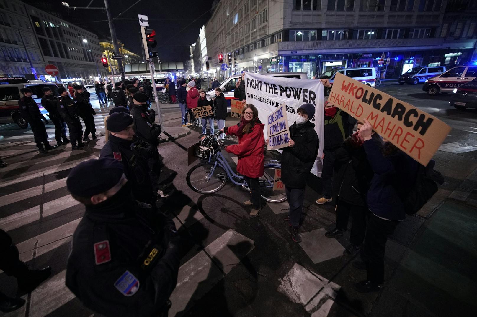 Hunderte Leute demonstrieren vor der Wiener Staatsoper