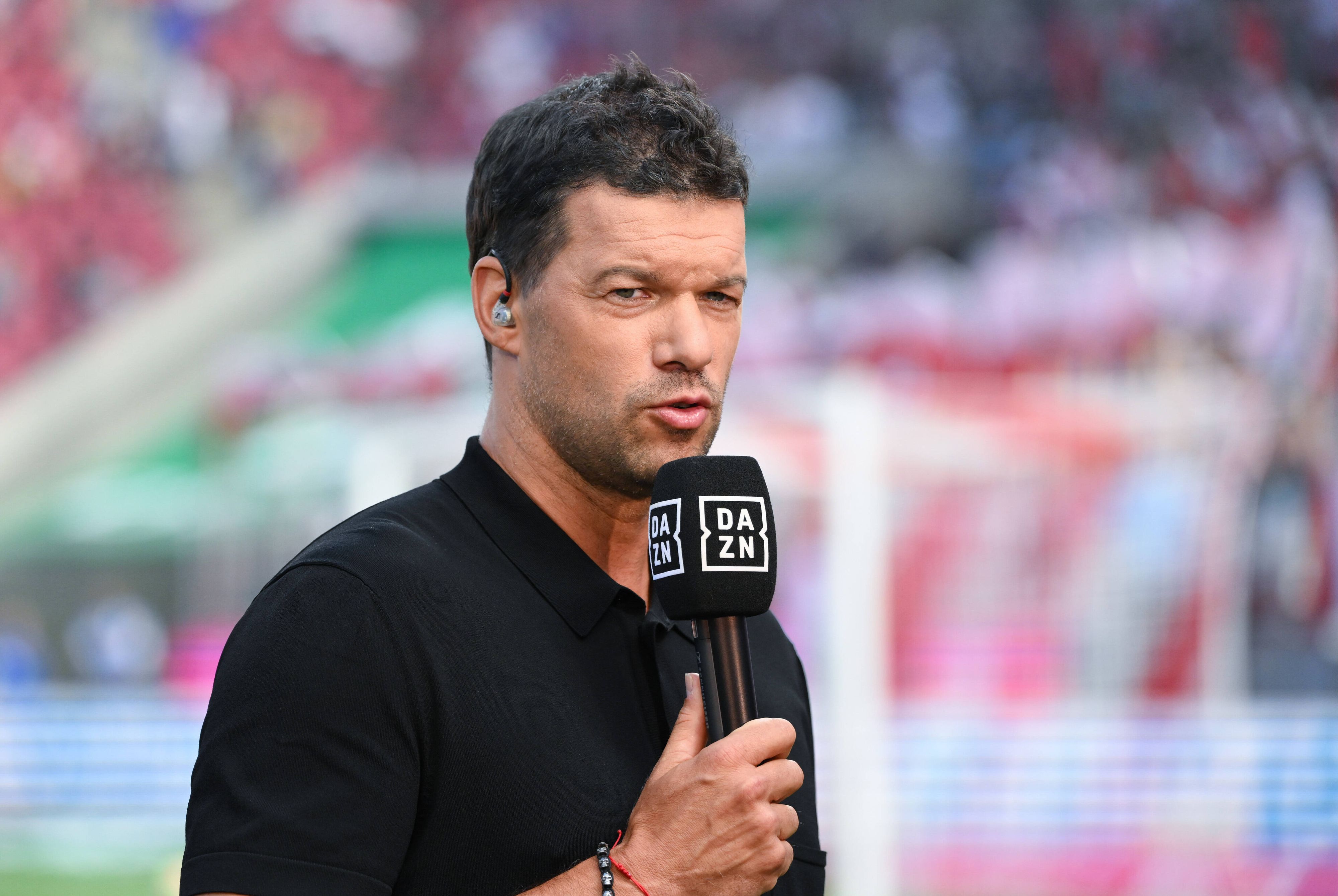 Michael Ballack kommentierte den Dortmund-Sieg gegen Chelsea, bekam eine Bierdusche ab. 