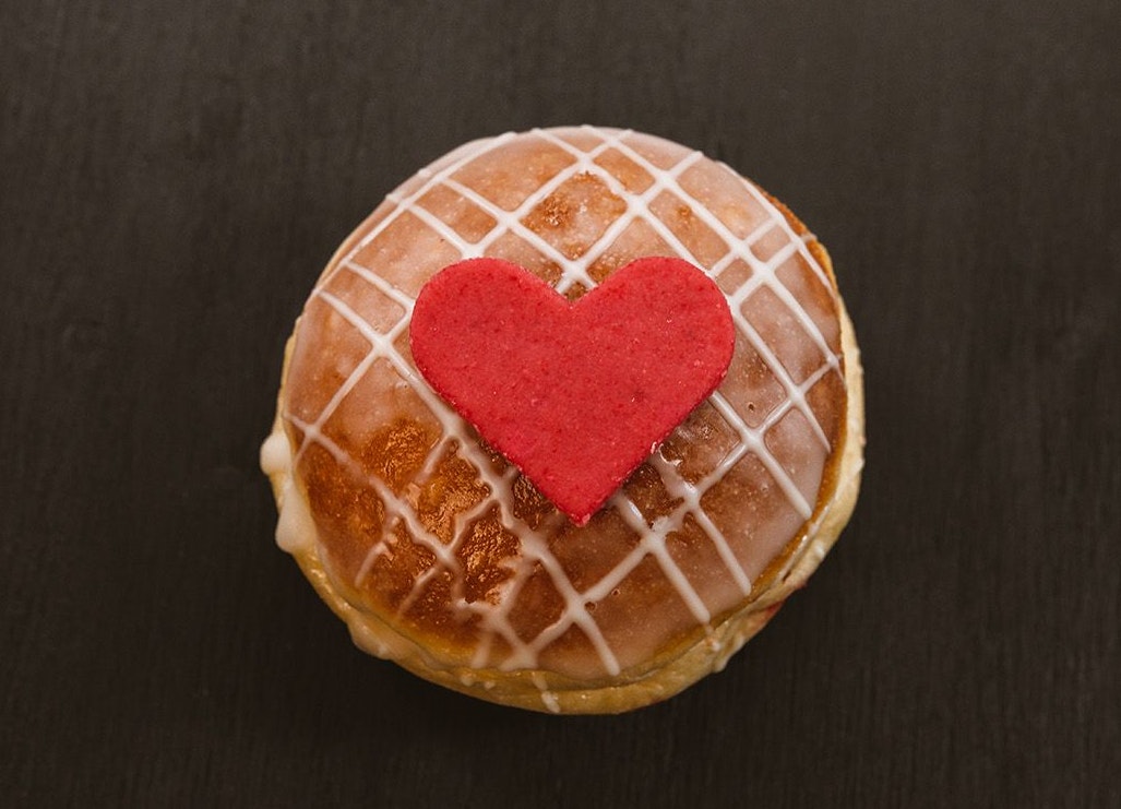 Mit Beerenfüllung und Herzdeko: Der Reinerlös der Hilfskrapfen geht in die betroffenen Erdbebengebiete.