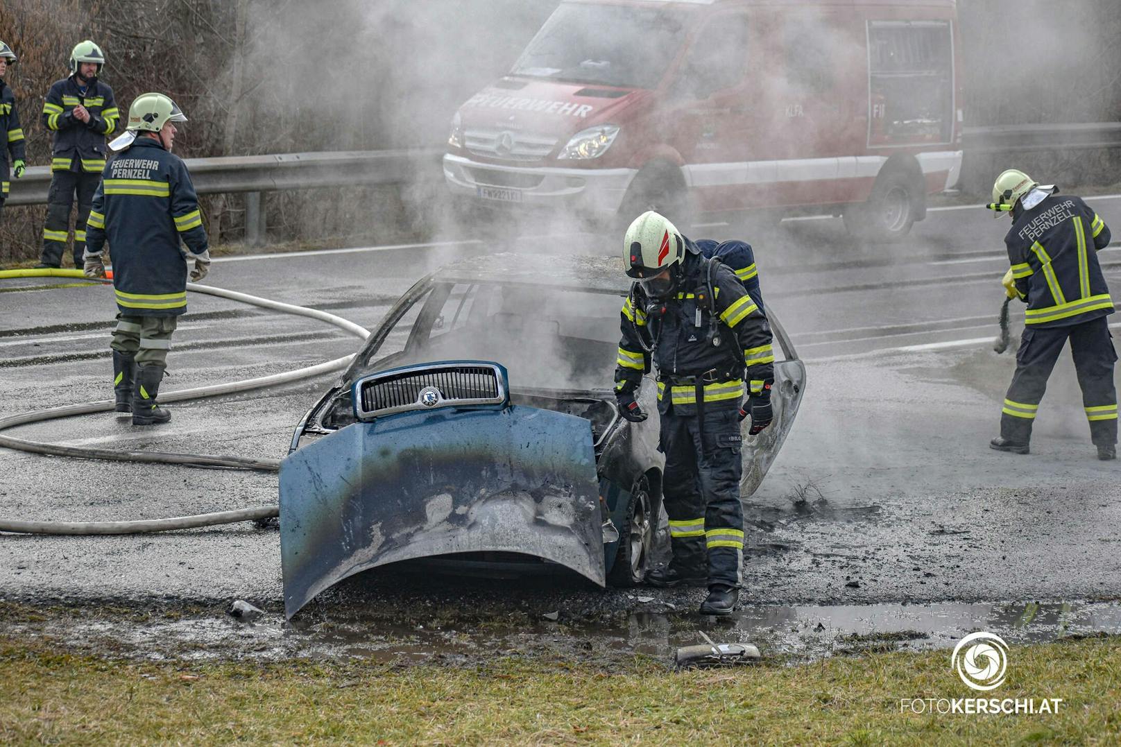 Eine Autofahrerin bemerkte während der Fahrt Feuer, das Auto brannte schließlich komplett aus.