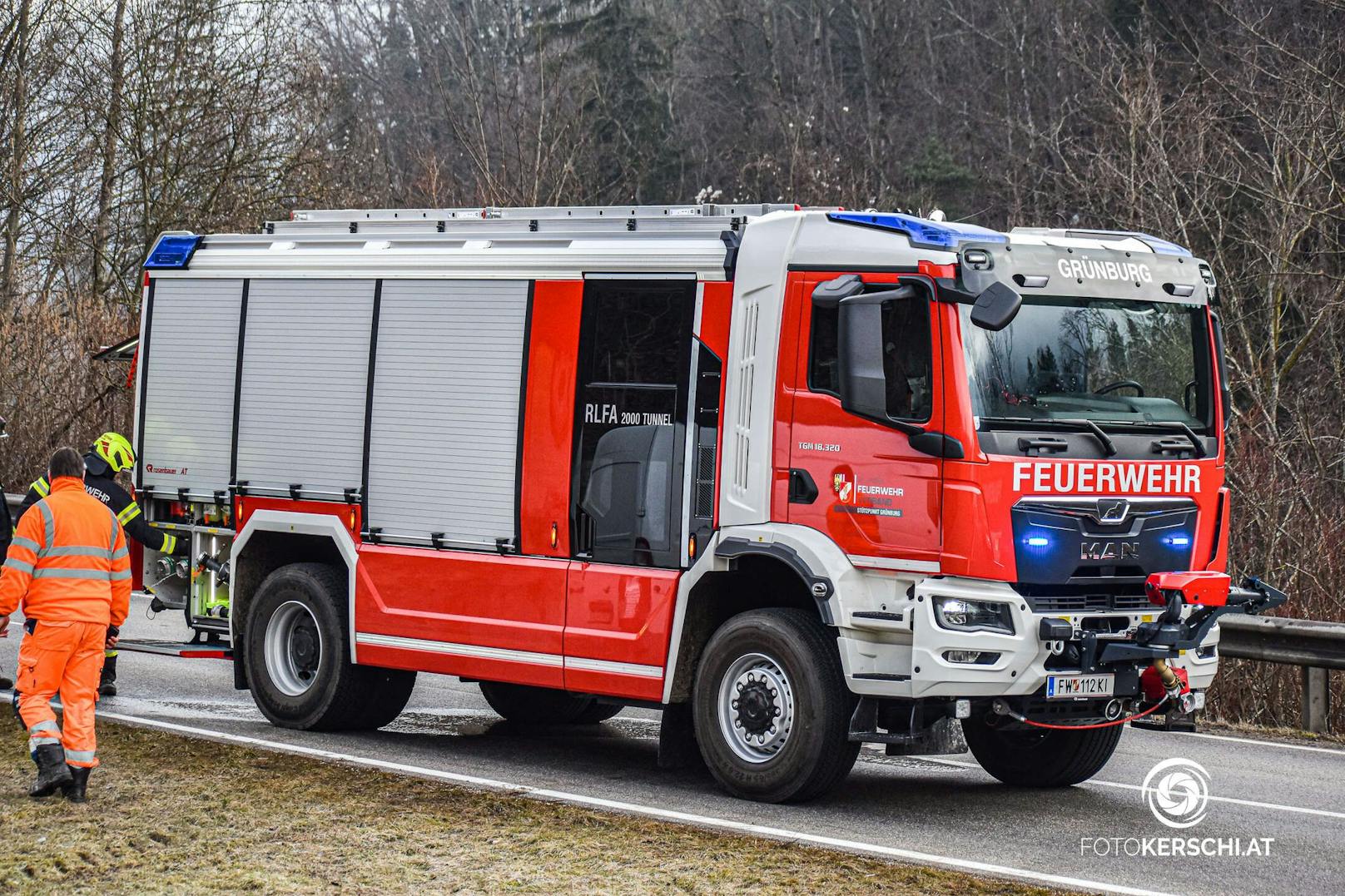 Eine Autofahrerin bemerkte während der Fahrt Feuer, das Auto brannte schließlich komplett aus.