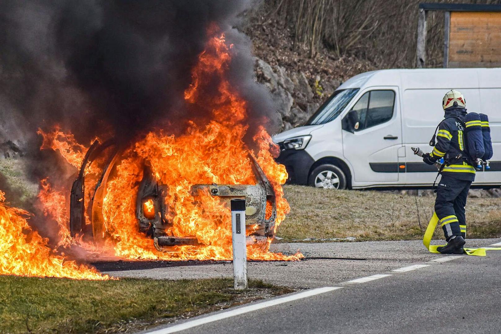 Eine Autofahrerin bemerkte während der Fahrt Feuer, das Auto brannte schließlich komplett aus.