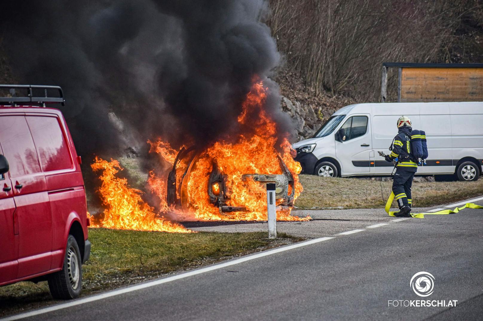 Eine Autofahrerin bemerkte während der Fahrt Feuer, das Auto brannte schließlich komplett aus.