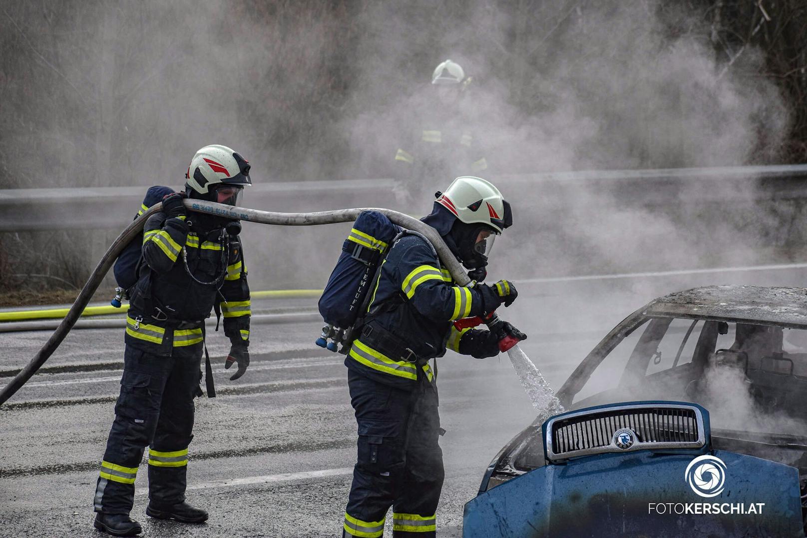 Eine Autofahrerin bemerkte während der Fahrt Feuer, das Auto brannte schließlich komplett aus.