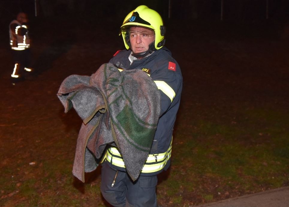 Die Feuerwehr rettete mehrere Tiere aus der Wohnung.