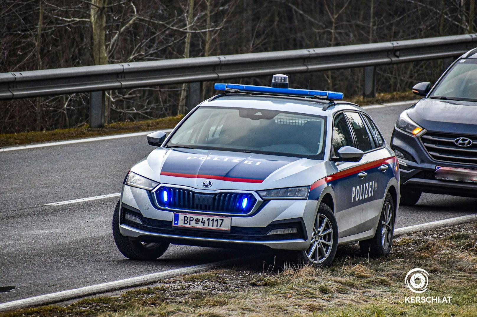 Eine Autofahrerin bemerkte während der Fahrt Feuer, das Auto brannte schließlich komplett aus.