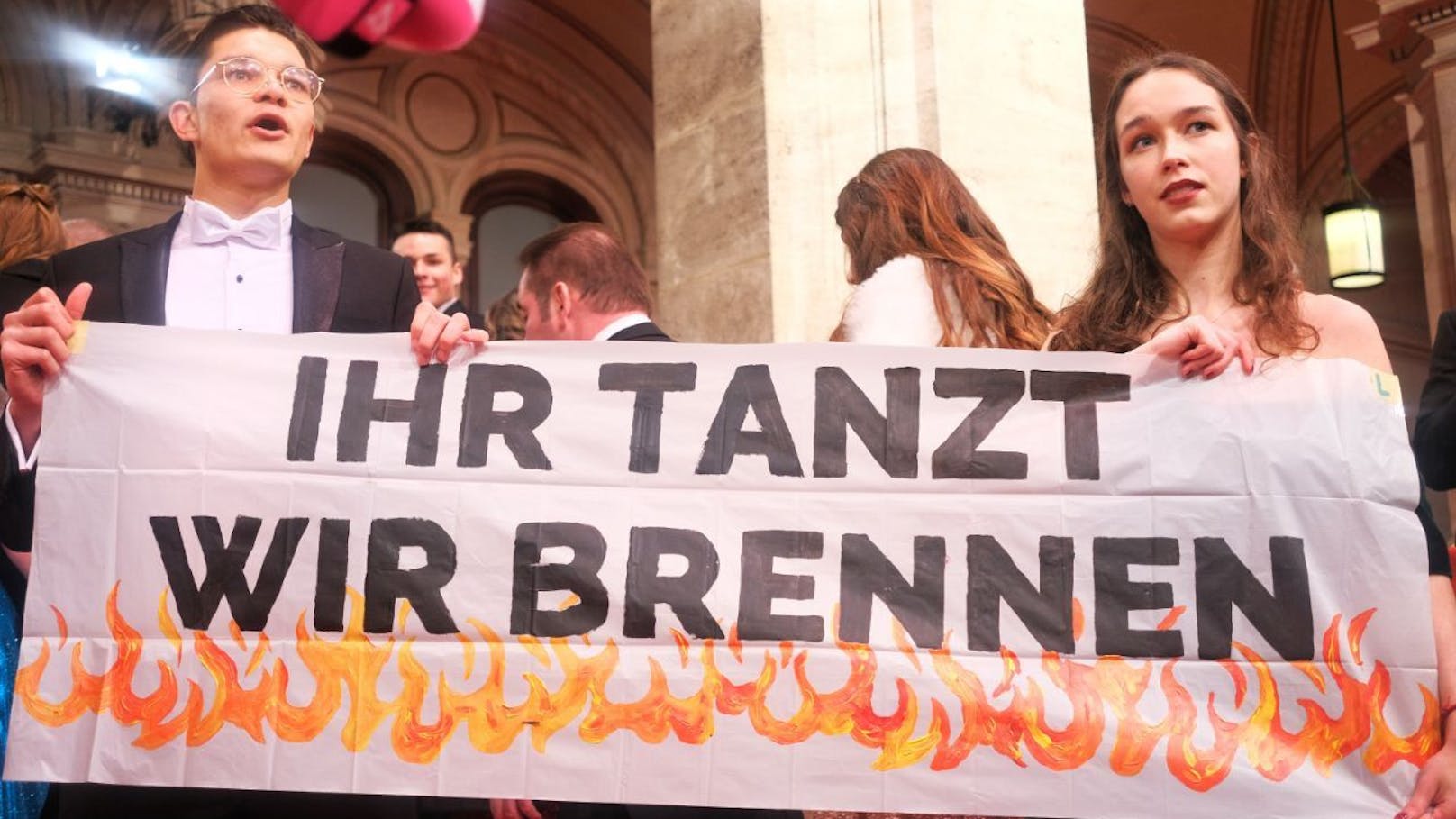 Lena Schilling stürmte mit einem Klimaaktivisten den Roten Teppich, entrollte ein Protest-Transparent.