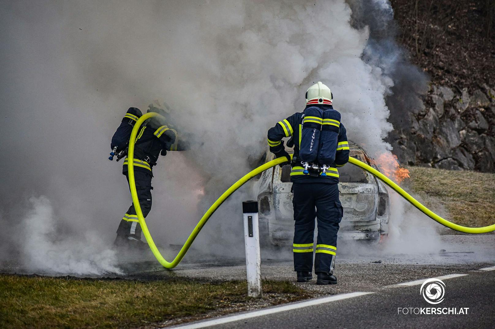 Eine Autofahrerin bemerkte während der Fahrt Feuer, das Auto brannte schließlich komplett aus.