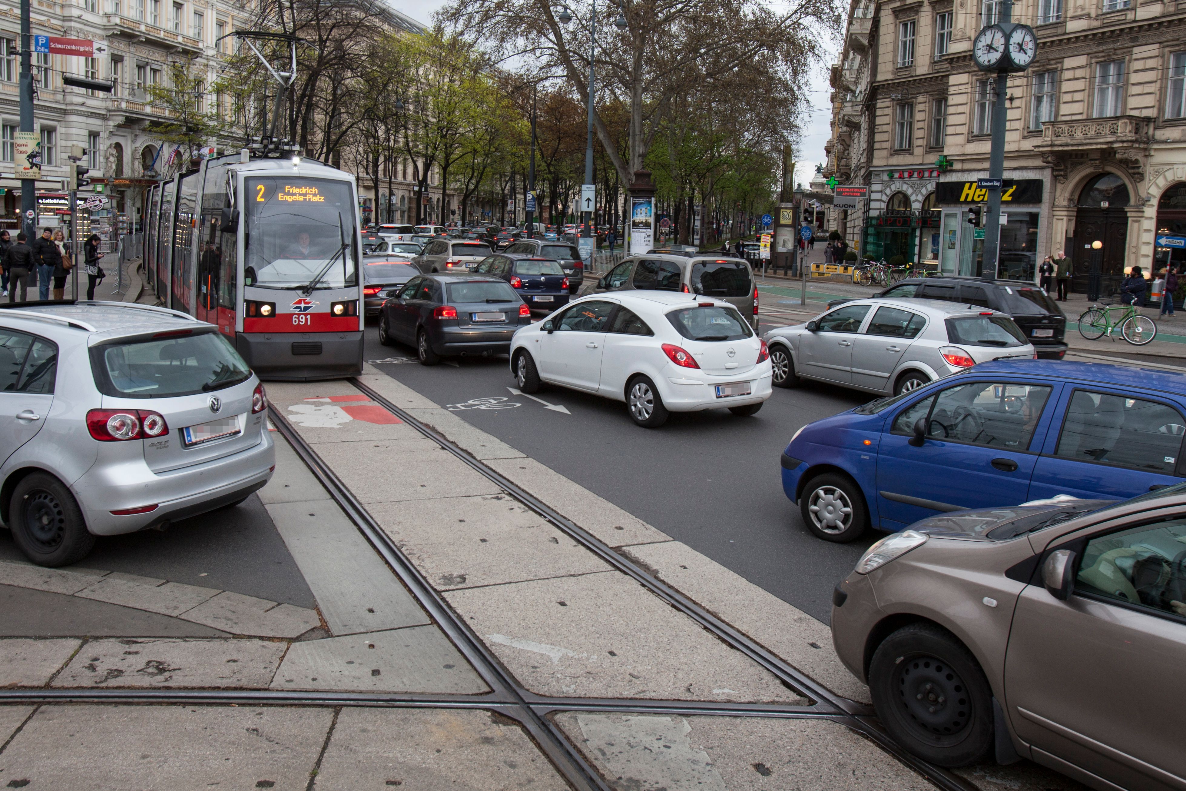 Der heutige Opernball wird wieder für ein Verkehrs-Chaos in der Wiener Innenstadt sorgen.
