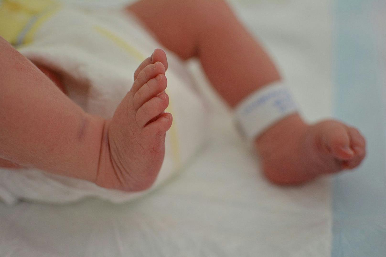 Eine Italienerin hat ihre 17 Monate alte Tochter immer wieder mit Deo besprüht. Das Kleinkind musste eine Reihe von Hautverletzungen erleiden. (Symbolbild).&nbsp;