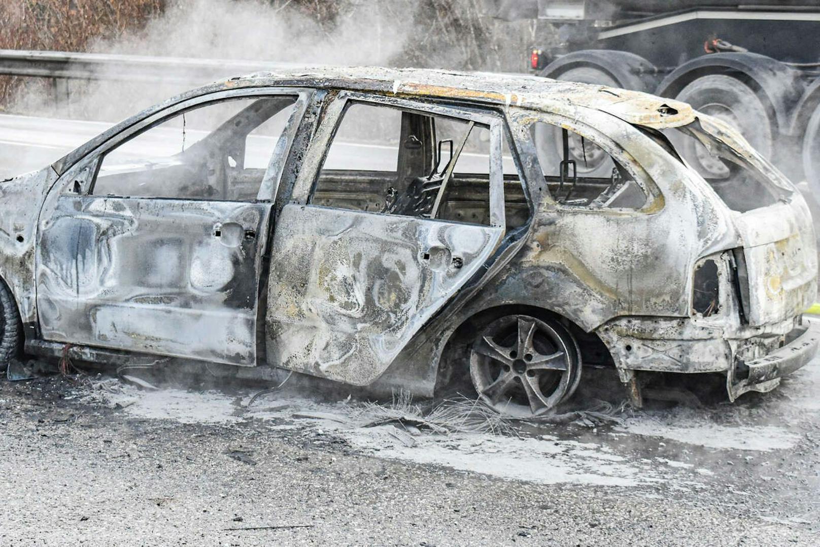 Eine Autofahrerin bemerkte während der Fahrt Feuer, das Auto brannte schließlich komplett aus.