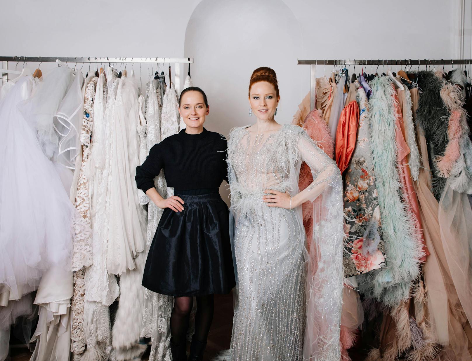 Die Modeschöpferin selbst wird ebenfalls am Opernball erscheinen, in einer Robe, die seit drei Jahren auf den Opernball wartet.