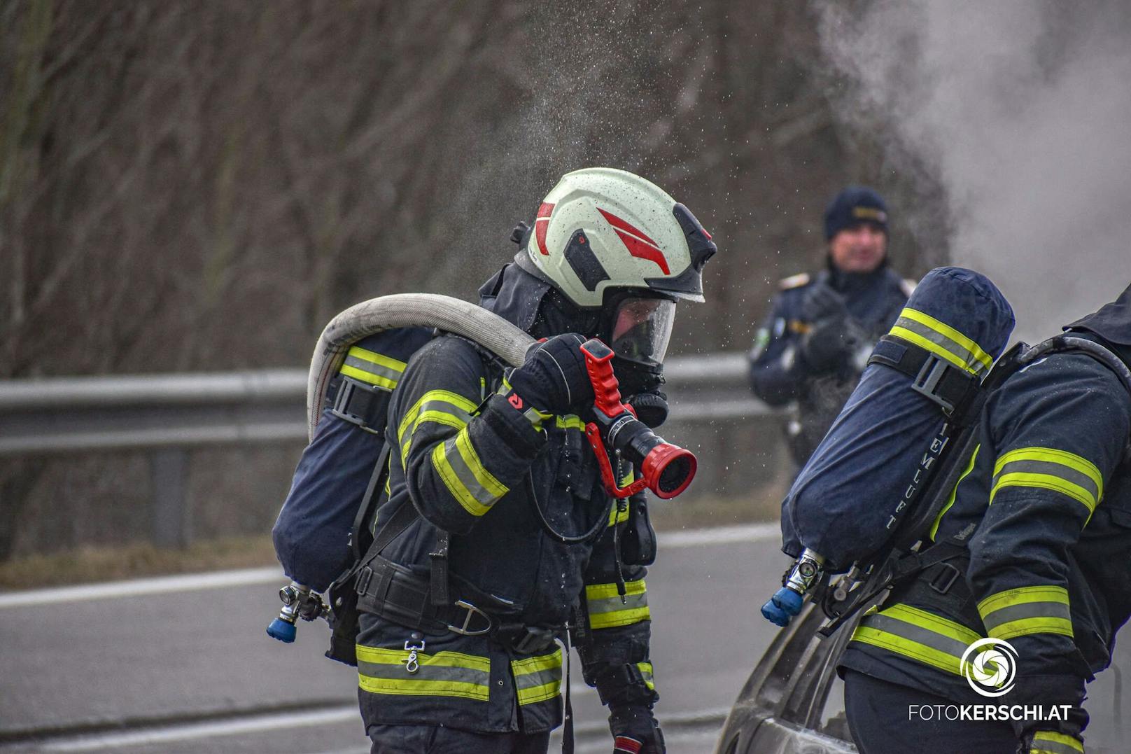 Eine Autofahrerin bemerkte während der Fahrt Feuer, das Auto brannte schließlich komplett aus.