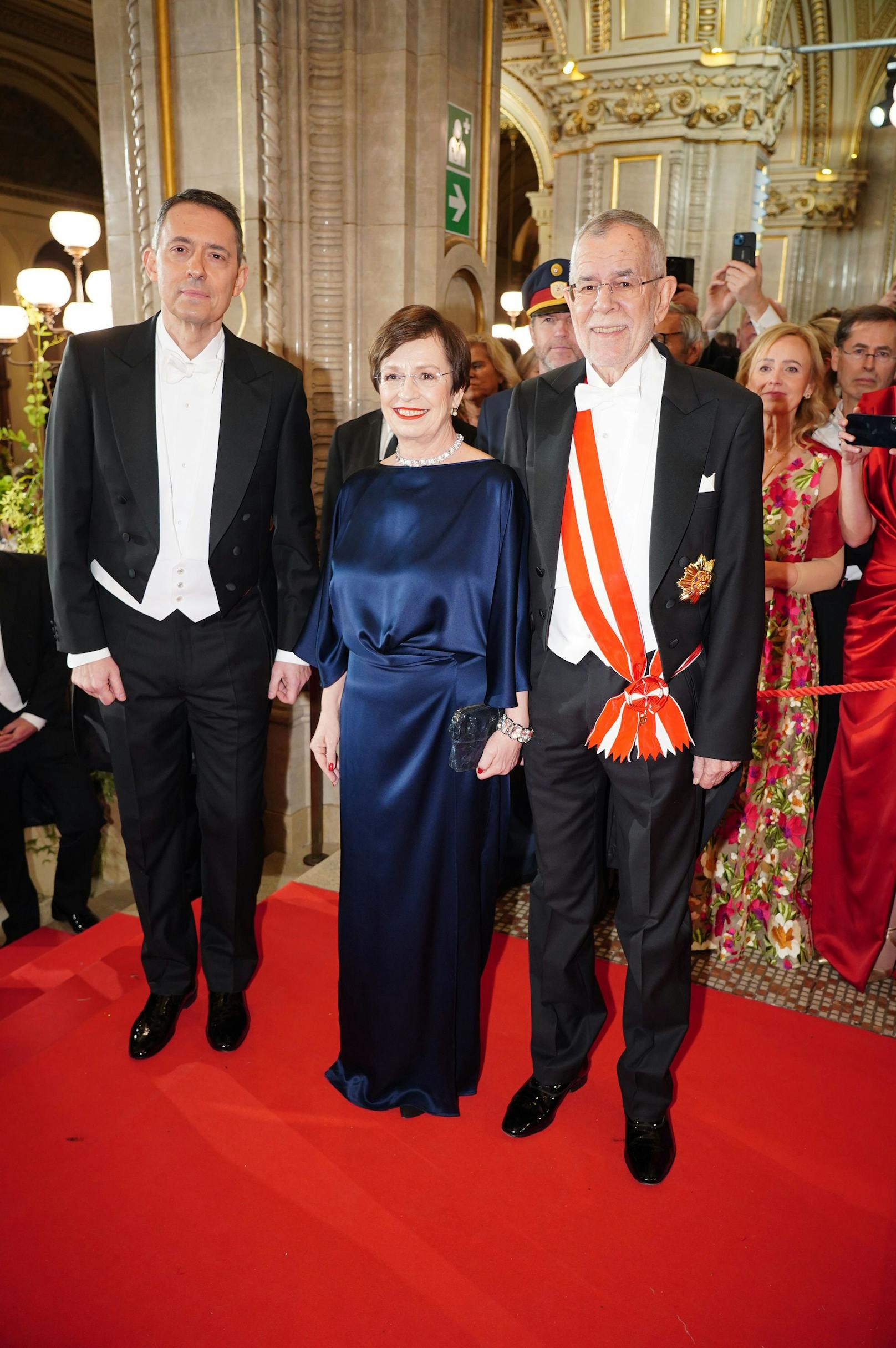 Bundespräsident <strong>Alexander van der Bellen</strong> mit Ehefrau <strong>Doris Schmidauer</strong> und Staatsopernchef <strong>Bogdan Roščić</strong>