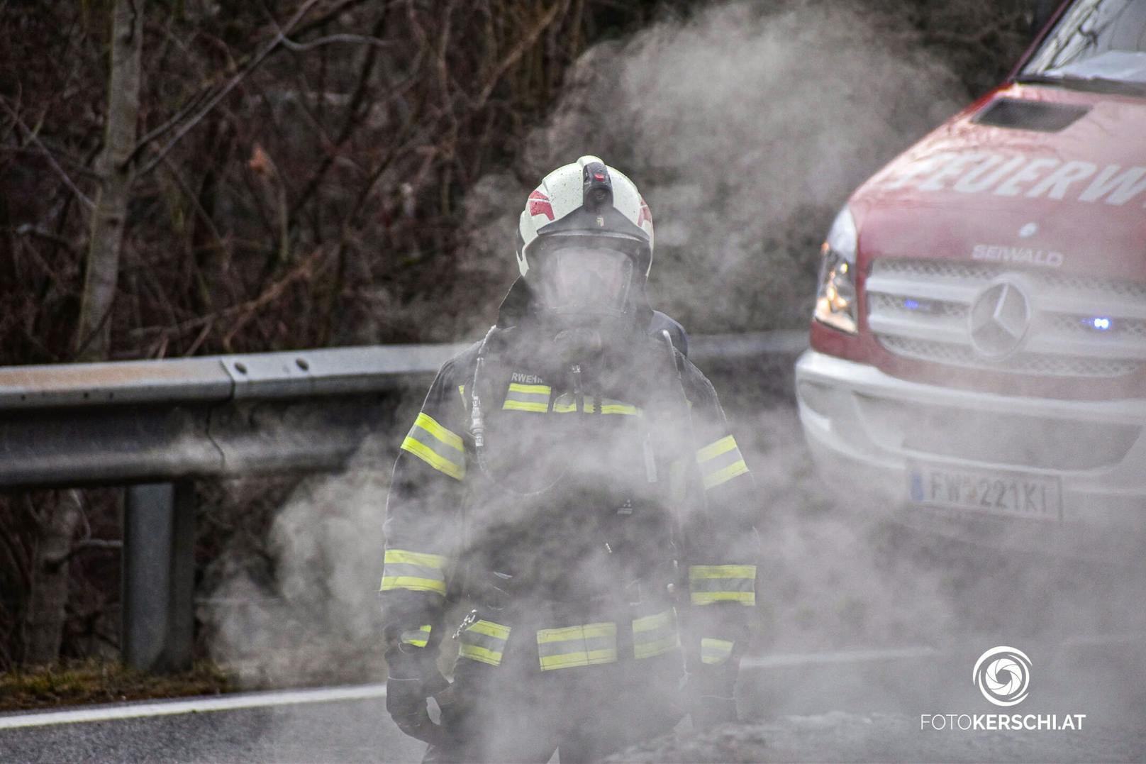 Eine Autofahrerin bemerkte während der Fahrt Feuer, das Auto brannte schließlich komplett aus.