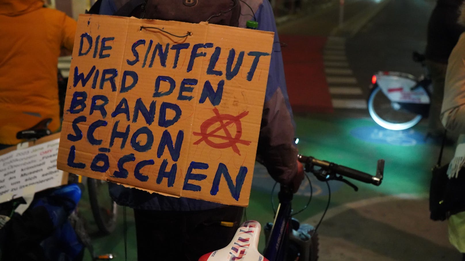 "Am roten Teppich sagen wir: Schluss damit!", skandierten die Klima-Aktivisten um Lena Schilling.