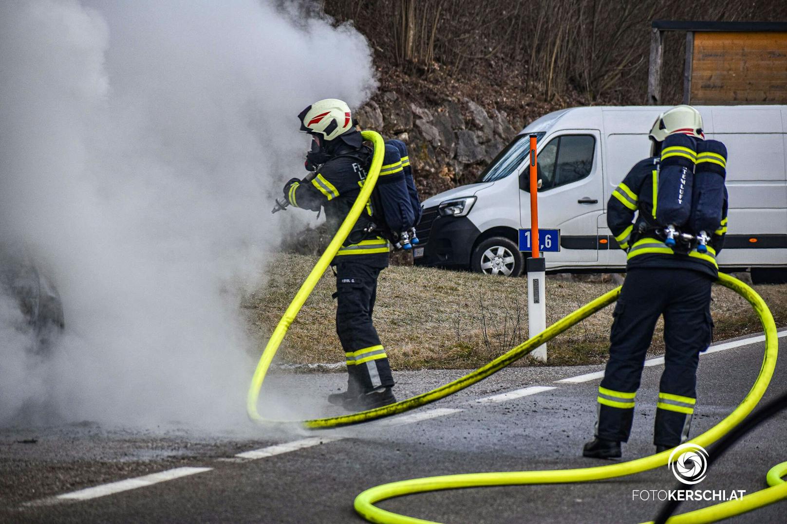 Eine Autofahrerin bemerkte während der Fahrt Feuer, das Auto brannte schließlich komplett aus.