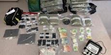 "Gras", Waffen, Geld – Polizei hebt Drogen-Ring aus