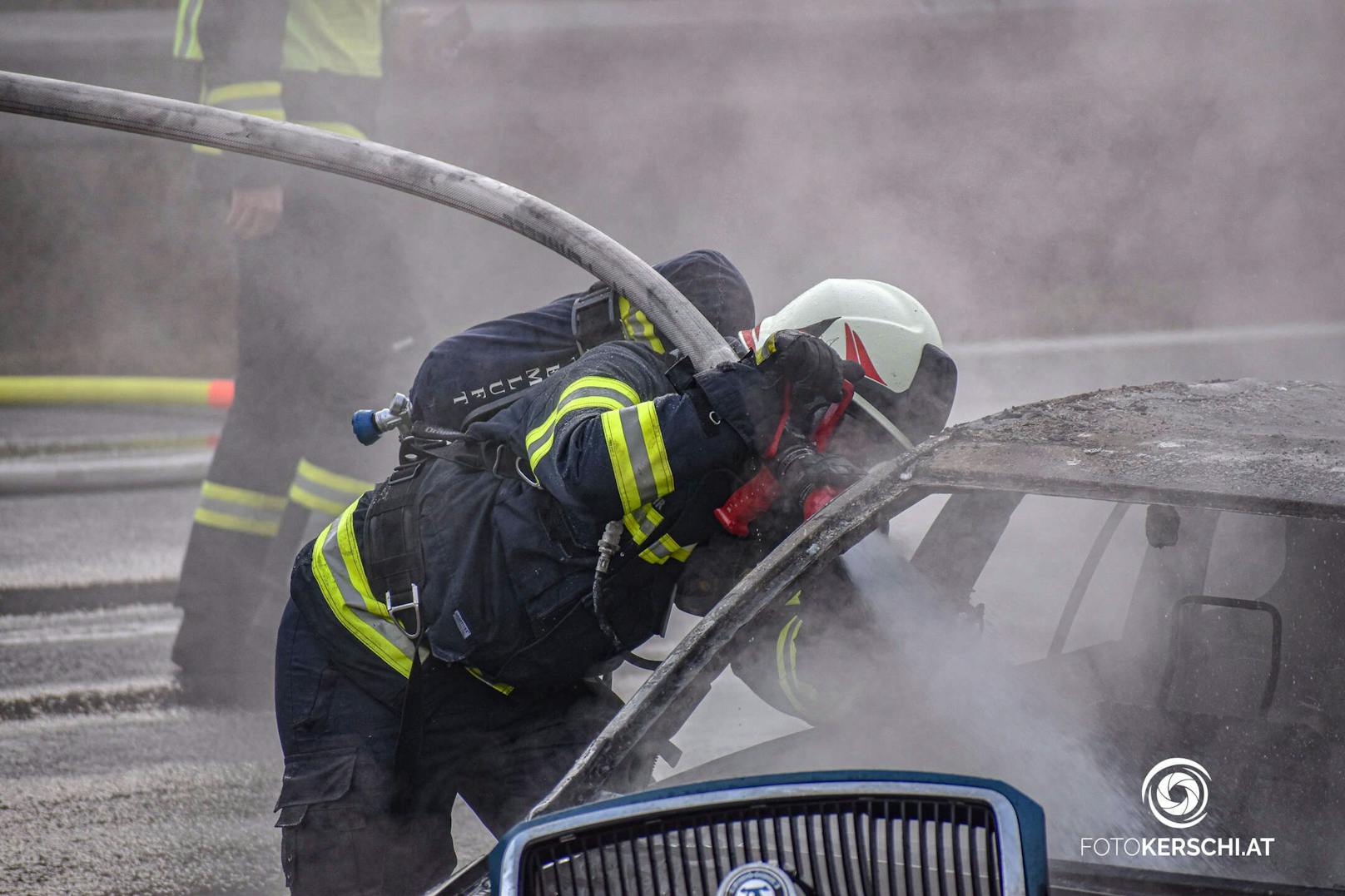 Eine Autofahrerin bemerkte während der Fahrt Feuer, das Auto brannte schließlich komplett aus.